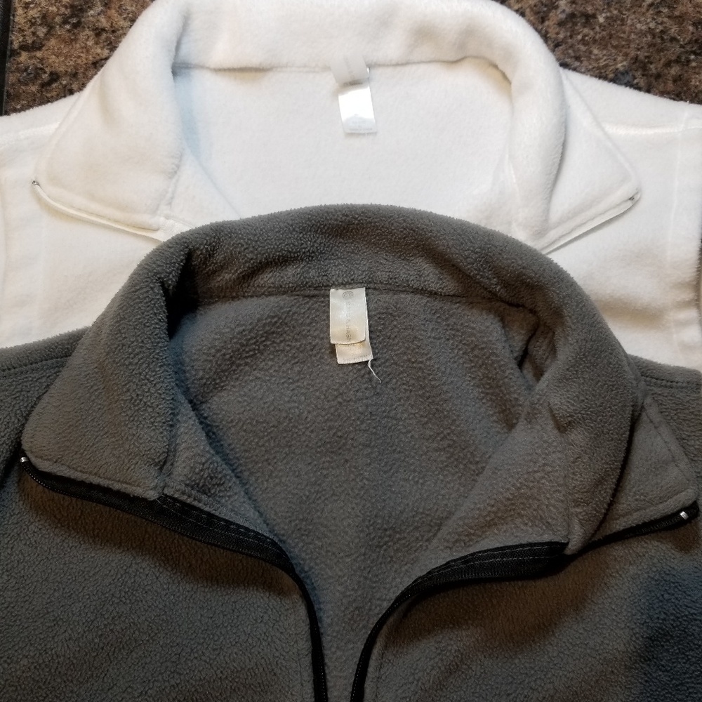 2 fleece vests